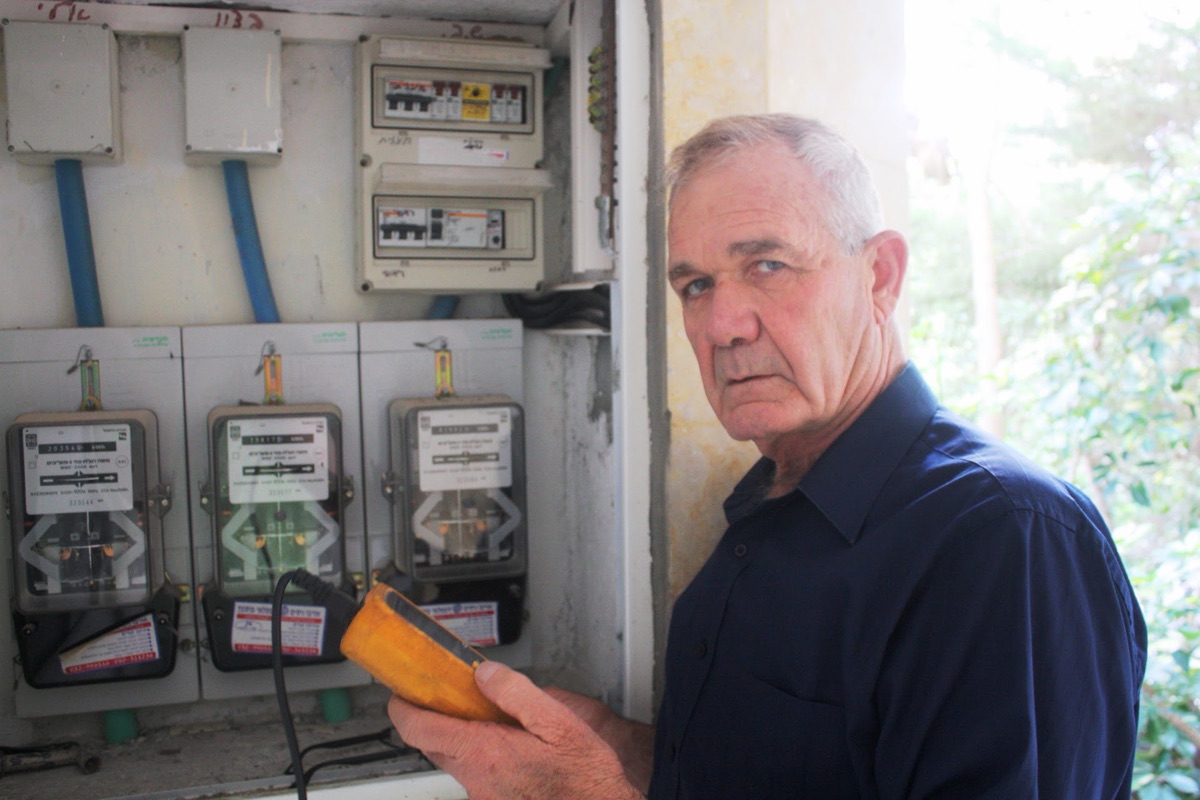בודק חשמל בבדיקת לוח מונים בחיפה והקריות – אלי שויקה